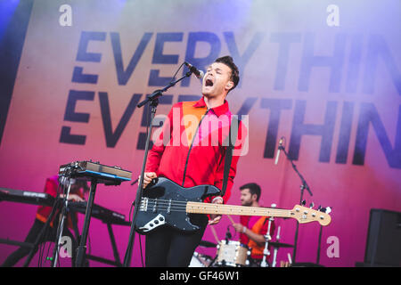 Matlock, UK. 29. Juli 2016. Jonathan Higgs, Jeremy Pritchard, Alex Robertshaw, Michael Spearman und Alex Niven der britischen Indie-Rock-Band, alles Everthing, führt bei YNOT Festival, Matlock, UK, 2016 Credit: Myles Wright/ZUMA Draht/Alamy Live News Stockfoto