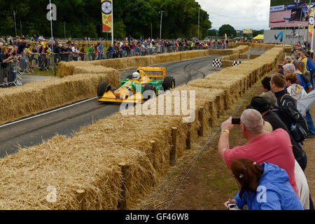 Bolesworth, Cheshire, UK. 29. Juli 2016. Benetton F1 Auto rund um die Strecke gefahren. Die Veranstaltung ist die Idee von Chris Evans und Funktionen 3 Tage von Autos, Musik und Unterhaltung mit einem Gewinn an die Stiftung Kinder in Not gespendet. Bildnachweis: Andrew Paterson/Alamy Live-Nachrichten Stockfoto