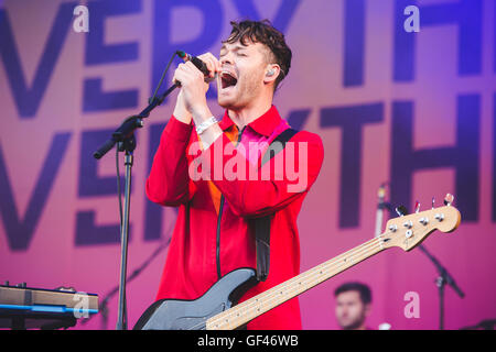 Matlock, UK. 29. Juli 2016. Jonathan Higgs, Jeremy Pritchard, Alex Robertshaw, Michael Spearman und Alex Niven der britischen Indie-Rock-Band, alles Everthing, führt bei YNOT Festival, Matlock, UK, 2016 Credit: Myles Wright/ZUMA Draht/Alamy Live News Stockfoto