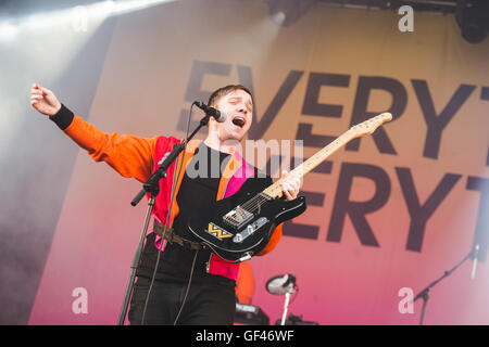 Matlock, UK. 29. Juli 2016. Jonathan Higgs, Jeremy Pritchard, Alex Robertshaw, Michael Spearman und Alex Niven der britischen Indie-Rock-Band, alles Everthing, führt bei YNOT Festival, Matlock, UK, 2016 Credit: Myles Wright/ZUMA Draht/Alamy Live News Stockfoto