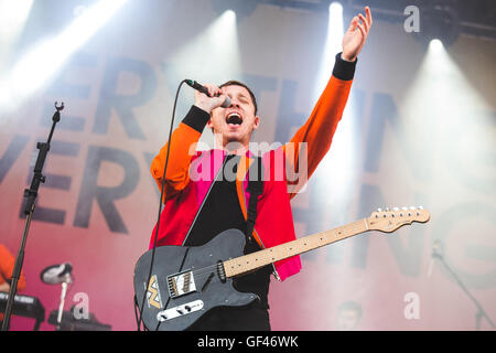 Matlock, UK. 29. Juli 2016. Jonathan Higgs, Jeremy Pritchard, Alex Robertshaw, Michael Spearman und Alex Niven der britischen Indie-Rock-Band, alles Everthing, führt bei YNOT Festival, Matlock, UK, 2016 Credit: Myles Wright/ZUMA Draht/Alamy Live News Stockfoto