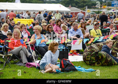 Bolesworth, Cheshire, UK. 29. Juli 2016. Fans warten Texas auf der MainStage zu kommen. Die Veranstaltung ist die Idee von Chris Evans und Funktionen 3 Tage von Autos, Musik und Unterhaltung mit einem Gewinn an die Stiftung Kinder in Not gespendet. Bildnachweis: Andrew Paterson/Alamy Live-Nachrichten Stockfoto