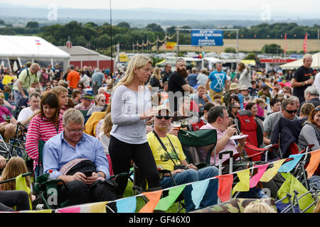 Bolesworth, Cheshire, UK. 29. Juli 2016. Fans warten Texas auf der MainStage zu kommen. Die Veranstaltung ist die Idee von Chris Evans und Funktionen 3 Tage von Autos, Musik und Unterhaltung mit einem Gewinn an die Stiftung Kinder in Not gespendet. Bildnachweis: Andrew Paterson/Alamy Live-Nachrichten Stockfoto