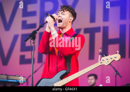 Matlock, UK. 29. Juli 2016. Jonathan Higgs, Jeremy Pritchard, Alex Robertshaw, Michael Spearman und Alex Niven der britischen Indie-Rock-Band, alles Everthing, führt bei YNOT Festival, Matlock, UK, 2016 Credit: Myles Wright/ZUMA Draht/Alamy Live News Stockfoto