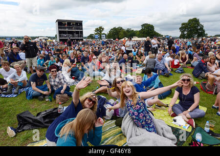 Bolesworth, Cheshire, UK. 29. Juli 2016. Fans warten Texas auf der MainStage zu kommen. Die Veranstaltung ist die Idee von Chris Evans und Funktionen 3 Tage von Autos, Musik und Unterhaltung mit einem Gewinn an die Stiftung Kinder in Not gespendet. Bildnachweis: Andrew Paterson/Alamy Live-Nachrichten Stockfoto