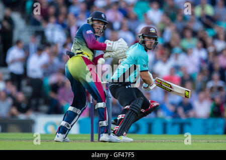 London, UK. 29. Juli 2016. Aaron Finch Wimper für Surrey im NatWest T20 Blast Spiel gegen Kent in das Oval. Bildnachweis: David Rowe/Alamy Live-Nachrichten Stockfoto