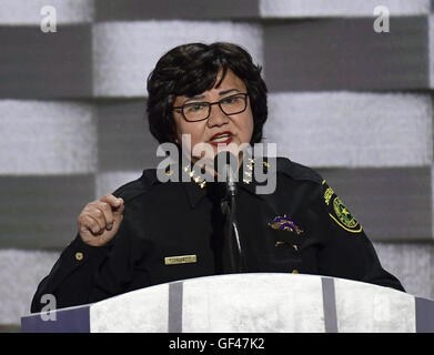 Philadelphia, Pennsylvania, USA. Juli 2016. Sheriff Lupe Valdez aus Dallas, Texas, macht Bemerkungen während der vierten Sitzung der Demokratischen Nationalkonvention 2016 im Wells Fargo Center in Philadelphia, Pennsylvania am Donnerstag, 28. Juli 2016.Quelle: Ron Sachs/CNP. © Ron Sachs/CNP/ZUMA Wire/Alamy Live News Stockfoto