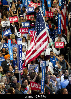 Philadelphia, Pennsylvania, USA. 28. Juli 2016. Fahnen und Schilder während der vierten Tagung der Democratic National Convention 2016 im Wells Fargo Center in Philadelphia, Pennsylvania am Donnerstag, 28. Juli 2016.Credit: Ron Sachs/CNP. © Ron Sachs/CNP/ZUMA Draht/Alamy Live-Nachrichten Stockfoto