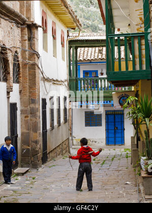 Kinder spielen in einer Ecke der Stadt Cuzco Stockfoto