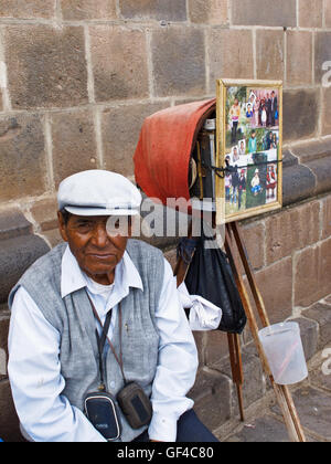 Eine Straße Fotograf mit seiner Anlage in der Stadt Cuzco Stockfoto