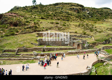 Besucher machen einen Besuch in Tambomachay, Inka-Ruinen. Stockfoto