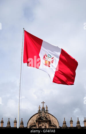 Die Flagge von Peru, Nationalflagge, an der Plaza de Armas Stockfoto