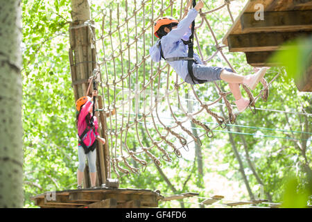 Chinesische Mädchen spielen im Tree Top Adventure park Stockfoto