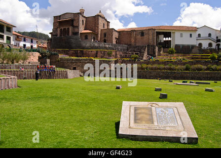 Die Außenansicht der Kirche Santo Domingo, der Inka-Tempel der Sonne, in Cuzco Stockfoto