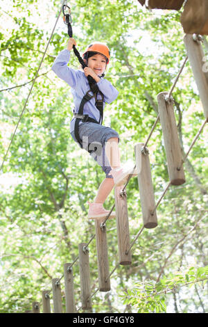 Chinesische Mädchen spielen im Tree Top Adventure park Stockfoto