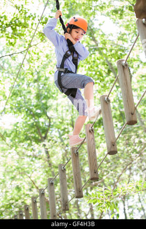 Chinesische Mädchen spielen im Tree Top Adventure park Stockfoto