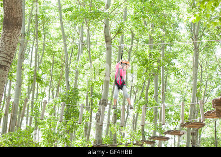 Chinesische Mädchen spielen im Tree Top Adventure park Stockfoto