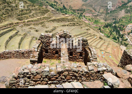 Das alte Gebäude und die Terrassen von Pisac Inka-Ruinen Stockfoto