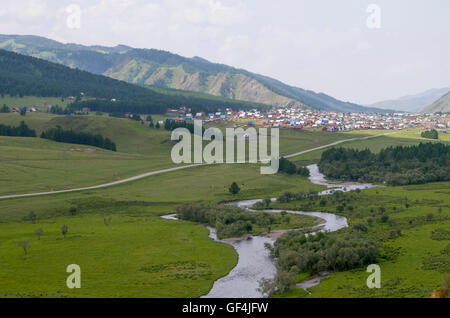 Haus-Landschaft unter Altai Berge oben Blick, Berg, Altai, Zuhause, die Straße, Berge, eine Landschaft, einen Blick Stockfoto