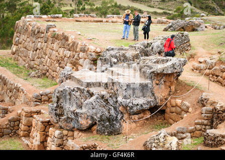 Besucher erkunden die Inka-Ruinen von Chinchero Stockfoto