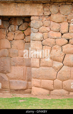 Steinmauer auf die Ruinen von Chinchero Stockfoto