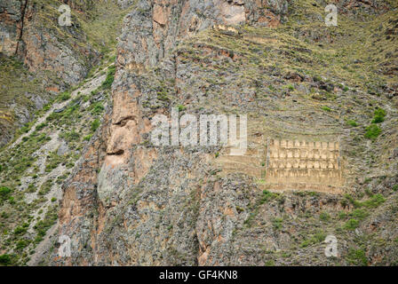 Wiracocha Bild und Pinkuylluna Lagerhäuser am Berg. Stockfoto