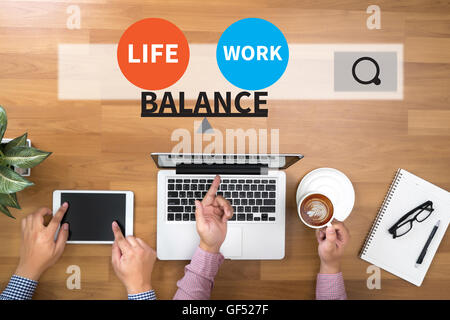 BALANCE zwei Geschäftsmann arbeiten an Schreibtisch und ein digitales mit touch-Screen-Tablette und Computer verwenden Stockfoto