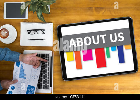 Oben Sie über uns Geschäftsmann arbeiten an Schreibtisch und mit Computer und Objekte, Kaffee Ansicht von, Stockfoto