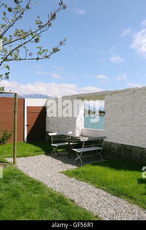 Eine Ecke im Garten der Villa Le Lac, entworfen von Le Corbusier, in Corseaux, Schweiz. Stockfoto