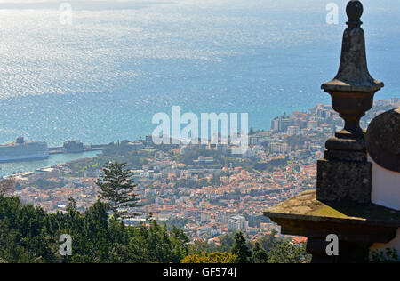 Blick auf die Stadt Funchal und den Atlantik von Monte, Madeira, Portugal Stockfoto