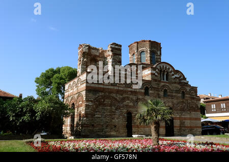 NESSEBAR, Bulgarien - 15. Juni 2011: Kirche von Christus Pantokrator auf dem zentralen Platz in der Altstadt Nessebar, Bulgarien Stockfoto