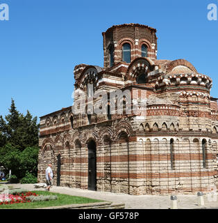 NESSEBAR, Bulgarien - 15. Juni 2011: Kirche von Christus Pantokrator auf dem zentralen Platz in der Altstadt Nessebar, Bulgarien Stockfoto