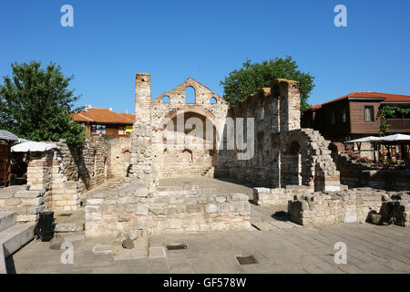 NESSEBAR, Bulgarien - 15. Juni 2011: Die alten Hagia Sophia auf dem zentralen Platz in der Altstadt Nessebar, Bulgarien Stockfoto