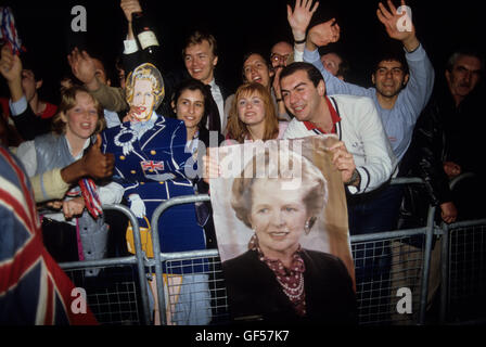 Junge Konservative 1980s UK. Frau Maggie Margaret Thatcher Poster für die Parlamentswahlen 1983 junge Erwachsene Unterstützer hinter Barrieren London England HOMER SYKES Stockfoto