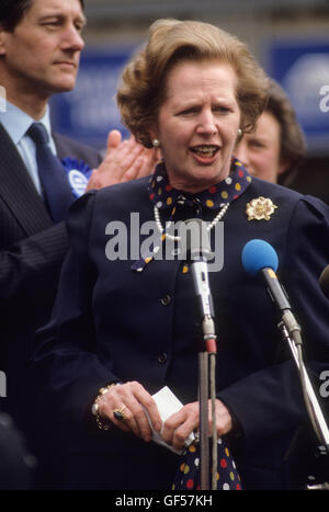 Frau Margaret Thatcher Parlamentswahl 1983 West Midlands. Eine Rede halten, politische Husten 80er Jahre Großbritannien . HOMER SYKES Stockfoto