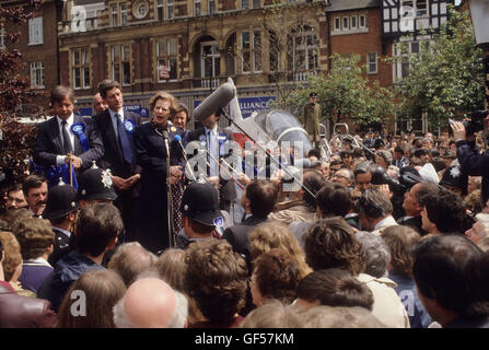 Frau Maggie Margaret Thatcher Parlamentswahl 1983 West Midlands. Eine Rede, politische Hustings mit einer Gruppe von lokalen männlichen Tory Parlamentskandidaten 1980er Großbritannien . HOMER SYKES Stockfoto