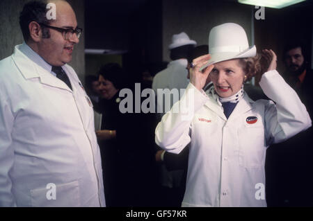 Margaret Thatcher besucht 1978 die Fleischkuchenfabrik Telfers und bereitet sich auf die Parlamentswahlen 1979 vor. Northampton England 1970er Jahre HOMER SYKES Stockfoto