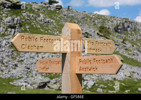 Neue Wegweiser aus Holz durch die bei Findlinge in der Nähe von Austwick und Clapham in North Yorkshire National Park. Stockfoto