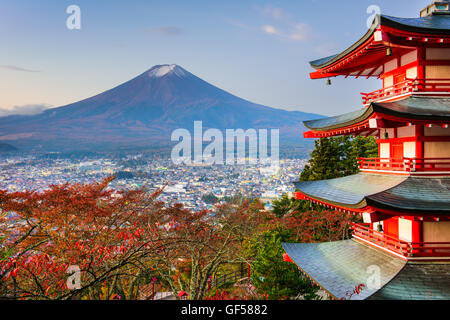 Mt. Fuji, Japan von der Chureito-Pagode im Herbst. Stockfoto