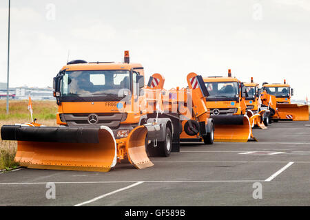 Schneepflug LKW warten winter Stockfoto