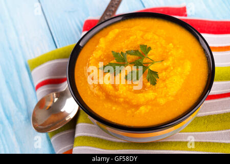 Scharf und würzig Kürbis-Karottensuppe mit Kichererbsen auf Holztisch, selektiven Fokus Stockfoto