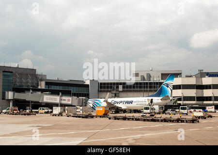 EgyptAir Boeing 737-866 am Frankfurter Flughafen Stockfoto