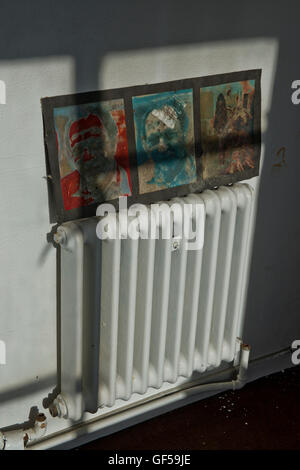 Ex-Patienten Kunstwerk noch auf dem Display in der geschlossenen St Clements Hospital im Londoner East End vor der großen Sanierung. Stockfoto