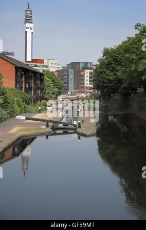 BT-Telekom Turm spiegelt sich in den Kanälen von birmingham Stockfoto