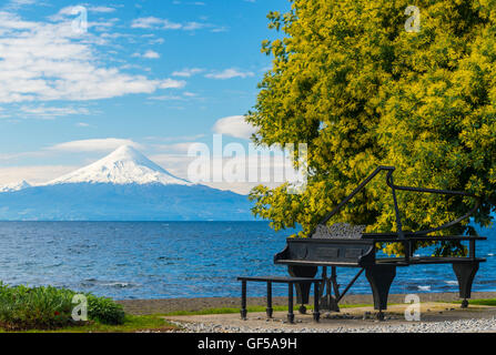 Frutillar, Klavier de Metal de la Costanera, Los Lagos, Chile. Metall-Piano vor Vulkan Osorno. Stockfoto