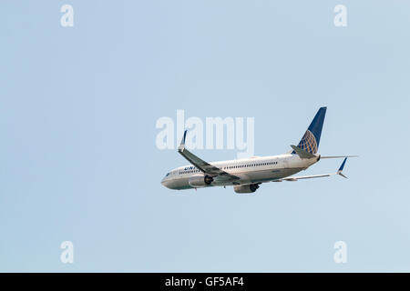 Japan, Osaka, Kansai Flughafen, KIX. Amerikanische United Boeing 737-824 nach dem abheben. Ansicht von hinten Stockfoto