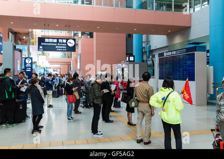 Flughafen Kansai, Japan. Interieur, Klemme 1. Allgemeine Ansicht, Erdgeschoss mit vielen Menschen standen bei den internationalen Ankünften. Stockfoto