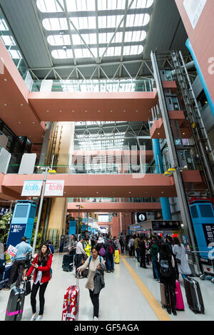 Flughafen Kansai, Japan. Interieur, Klemme 1. Allgemeine Ansicht entlang der Innenseite mit Menschen, die Innenwände der Abreise Böden und Gehwege. Stockfoto