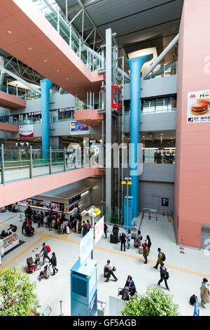 Flughafen Kansai, Japan. Interieur, Klemme 1. Allgemeine Ansicht entlang der Innenseite mit Menschen, die Innenwände der Abreise Böden und Gehwege. Stockfoto