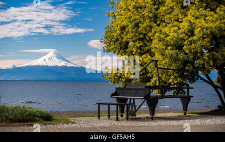 Frutillar, Klavier de Metal de la Costanera, Los Lagos, Chile. Metall-Piano vor Vulkan Osorno. Stockfoto